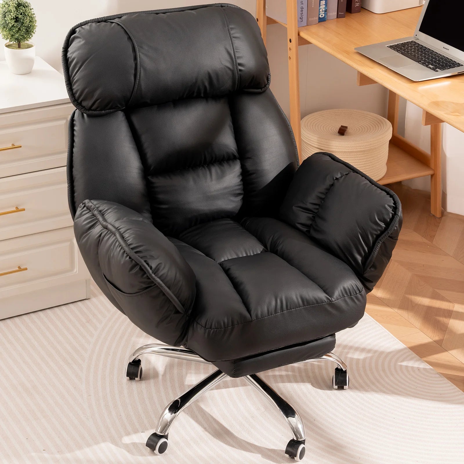 Fauteuil de bureau inclinable et ergonomique en similicuir