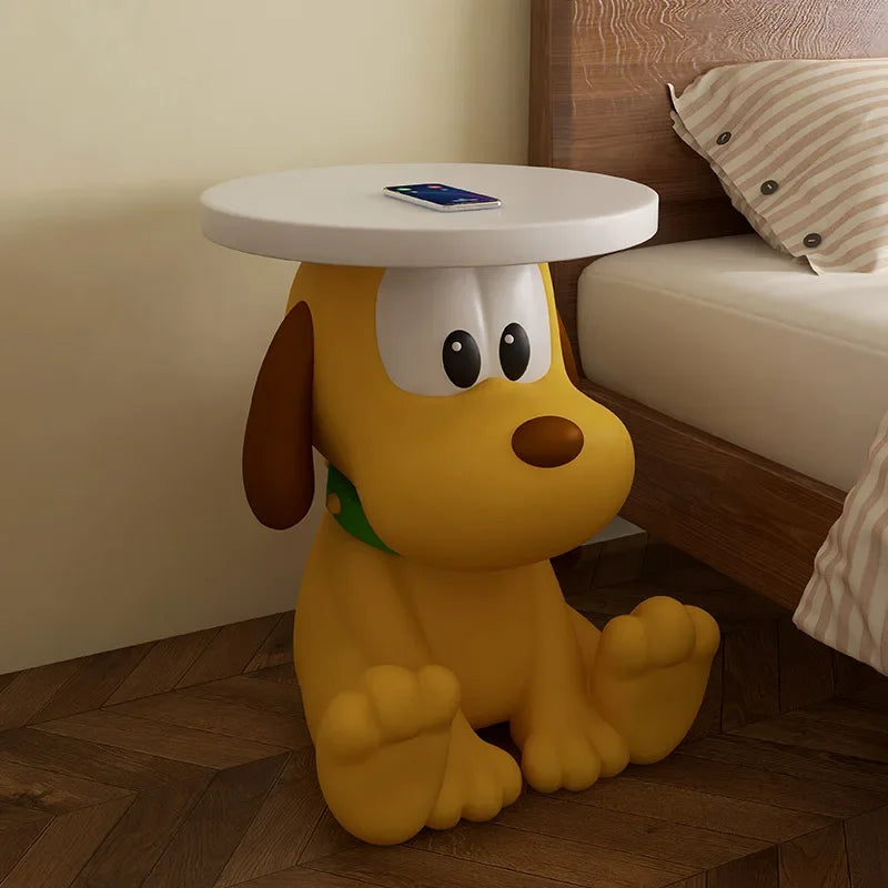Table basse de décoration avec sculpture chien jaune